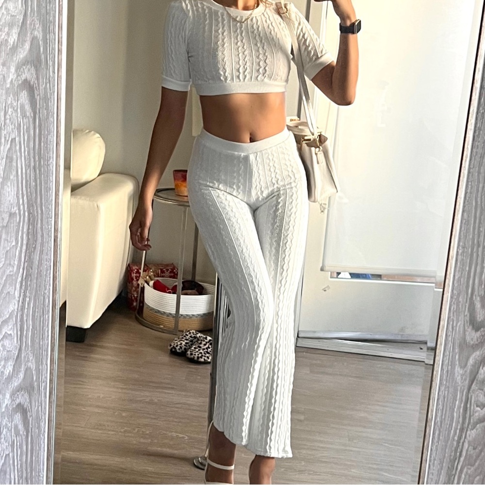 White Knit crop top and pants set 🤍

Size small